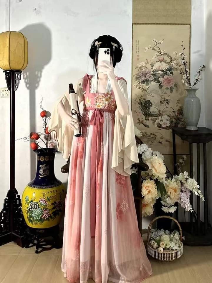 Reimagining Qipao:An Innovative Autumn-Winter Collection of Traditional Flag Robes