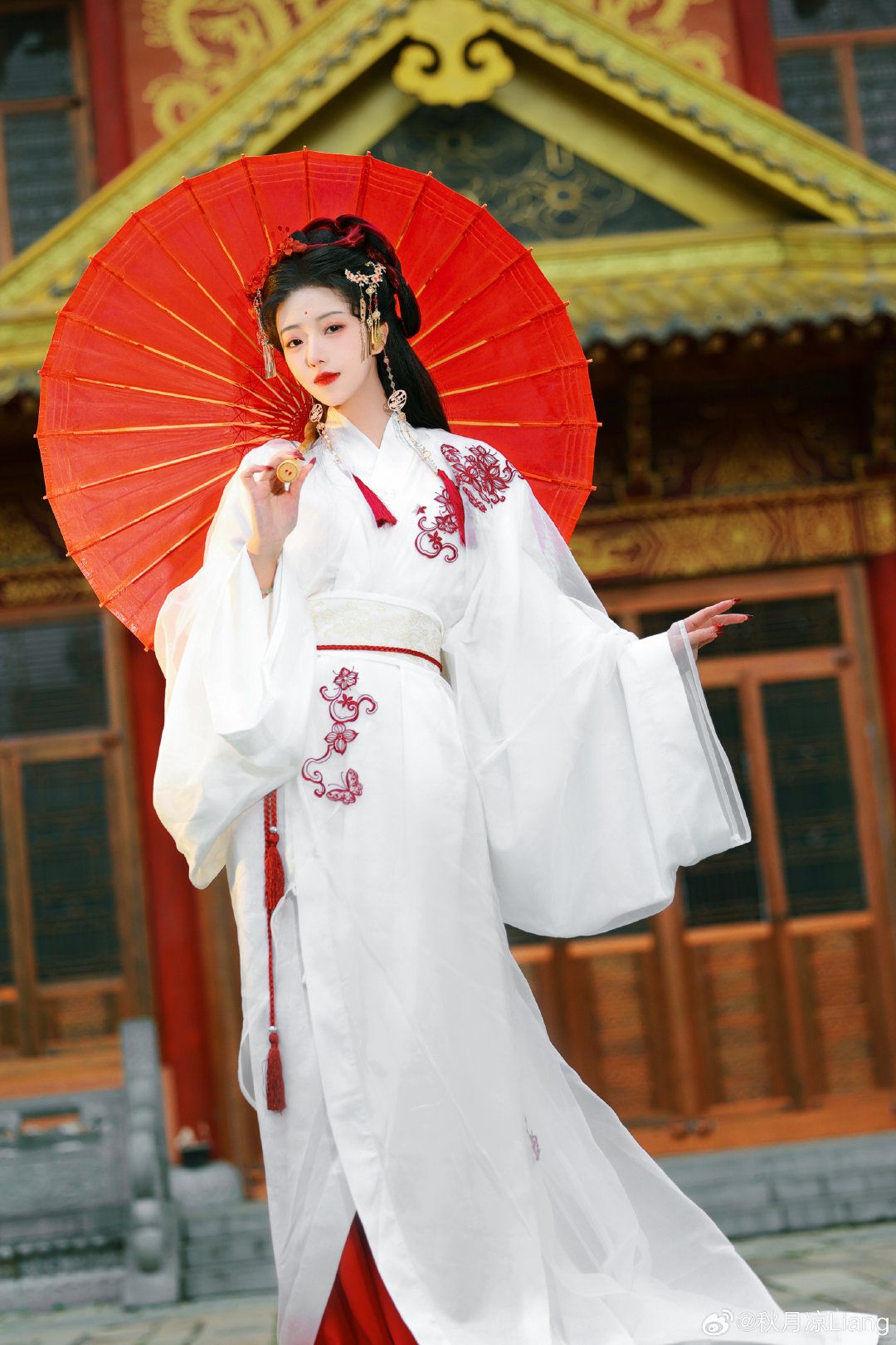 The Charm of Slightly Curvier Cheongsam-Wearing Women in Their Early Forties The Charm of Slightly Curvier Cheongsam-Wearing Women in Their Early Forties