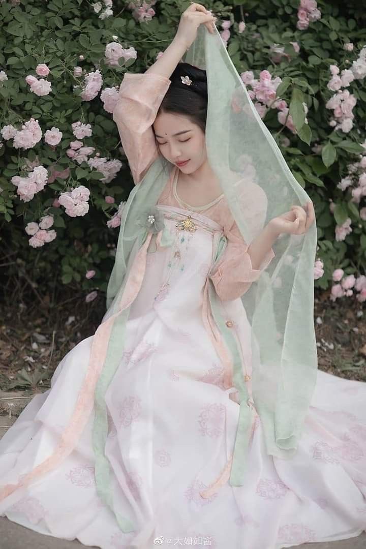 The Splendor of Hanfu:A Girls Performance in Traditional Chinese Dress The Splendor of Hanfu:A Girls Performance in Traditional Chinese Dress