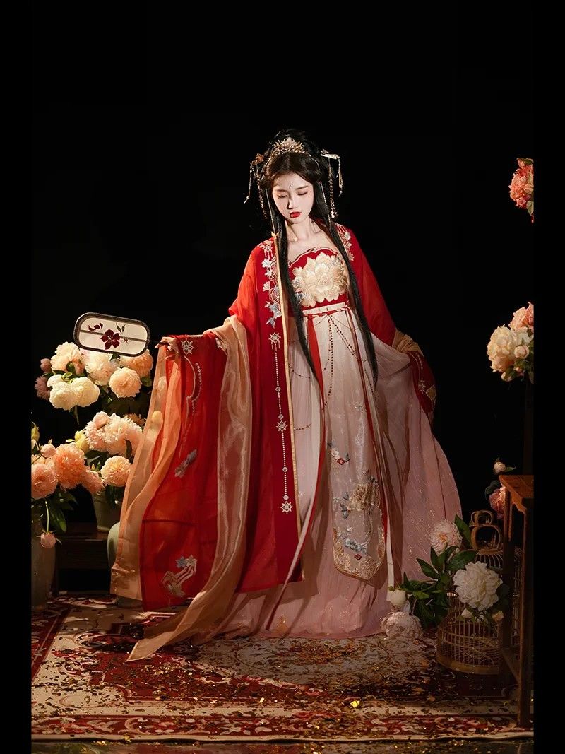 Guzheng Performance and Girls Cheongsam:The Art of Traditional Chinese Dress at a Glance