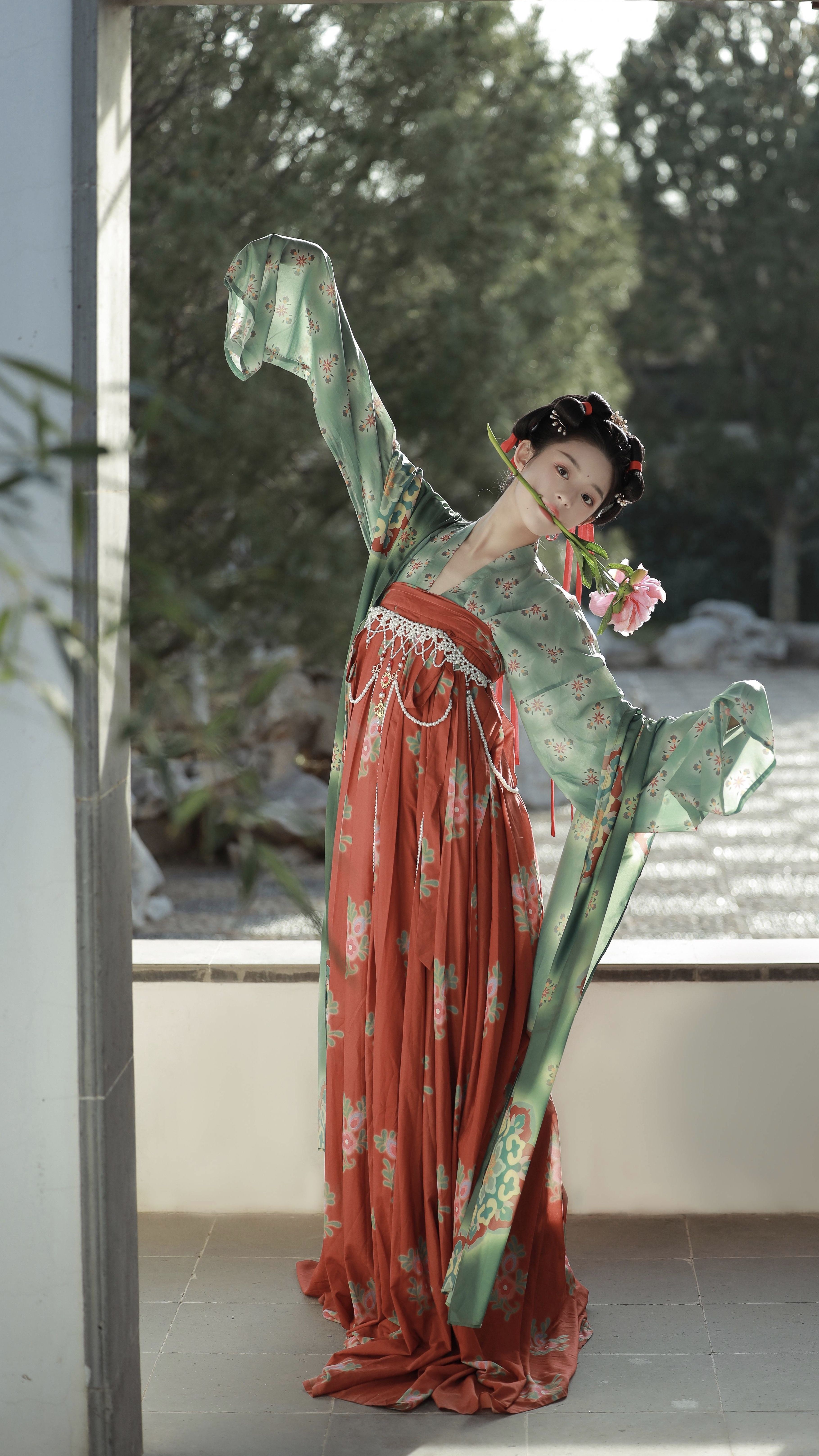 Embracing Modernity in a Reimagined Low-Collar Cheongsam Embracing Modernity in a Reimagined Low-Collar Cheongsam