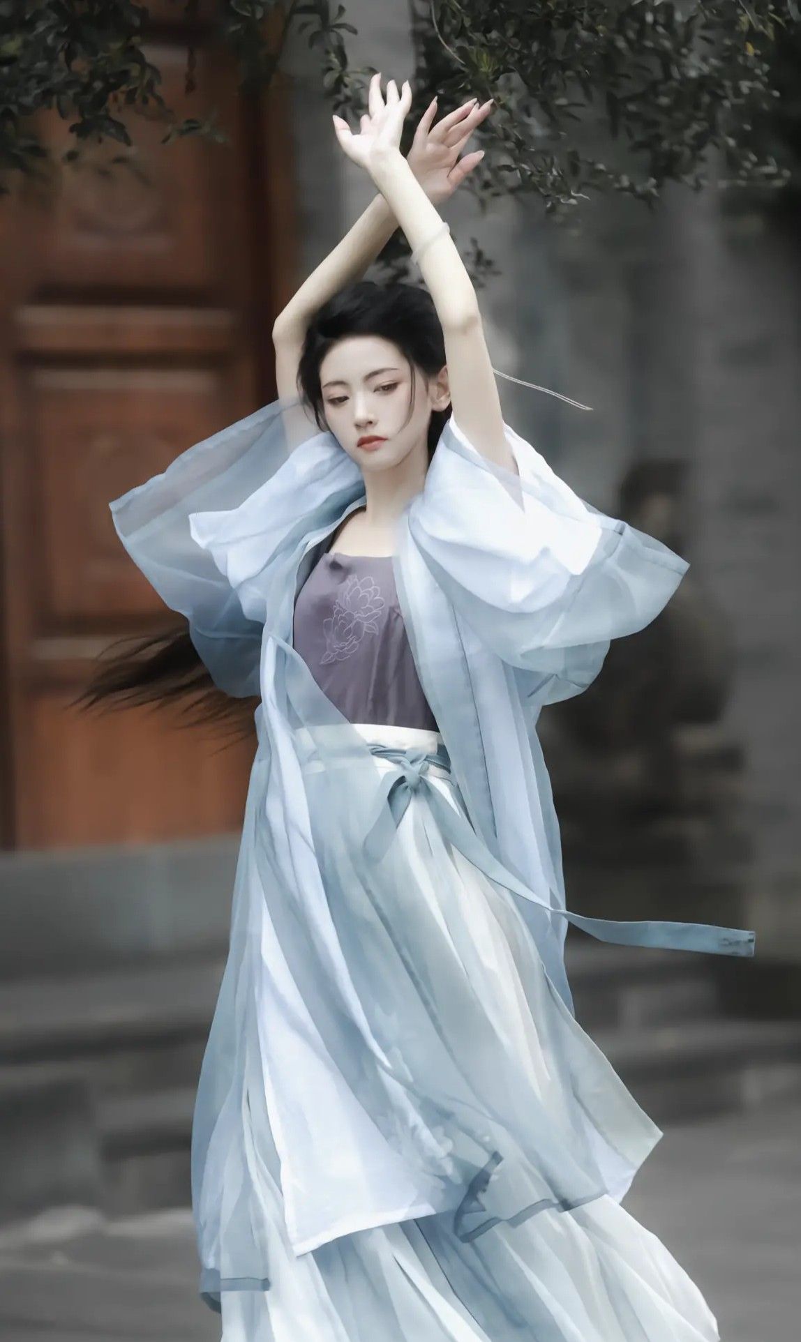 Little Girl in Hanfu Fashion and White Shoes:A Glimpse into Traditional Chinese Attire Little Girl in Hanfu Fashion and White Shoes:A Glimpse into Traditional Chinese Attire