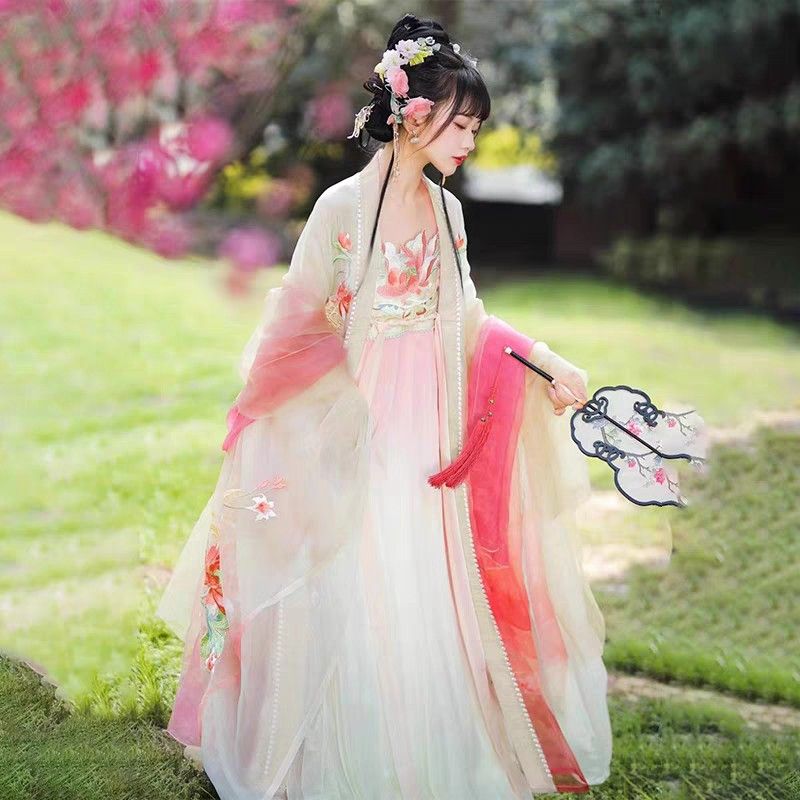 Neo-Chinese Chic:The Rise of the Neck-Grazing Cheongsam Dress with Modern Fusion Elements Neo-Chinese Chic:The Rise of the Neck-Grazing Cheongsam Dress with Modern Fusion Elements