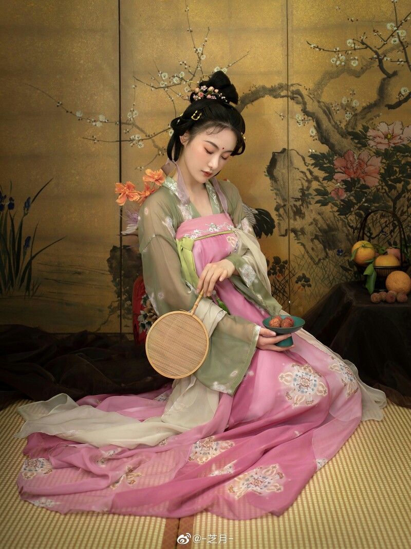 Chinese Classical Dance and the Cheongsam:A Cultural Icon of Elegance and Tradition