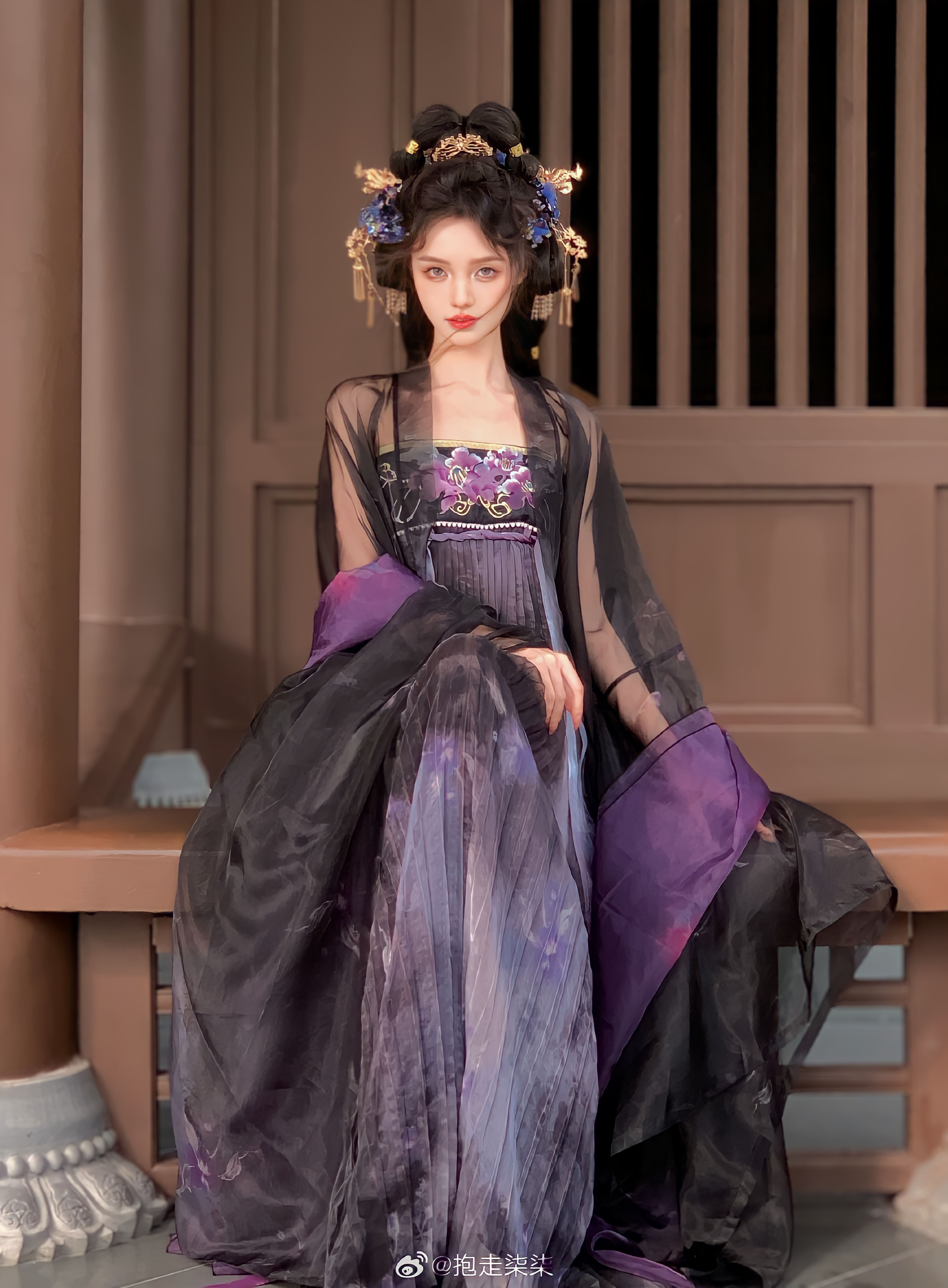 Engaged in a Tall Frame:The Allure of Qipao for the Upcoming Bride