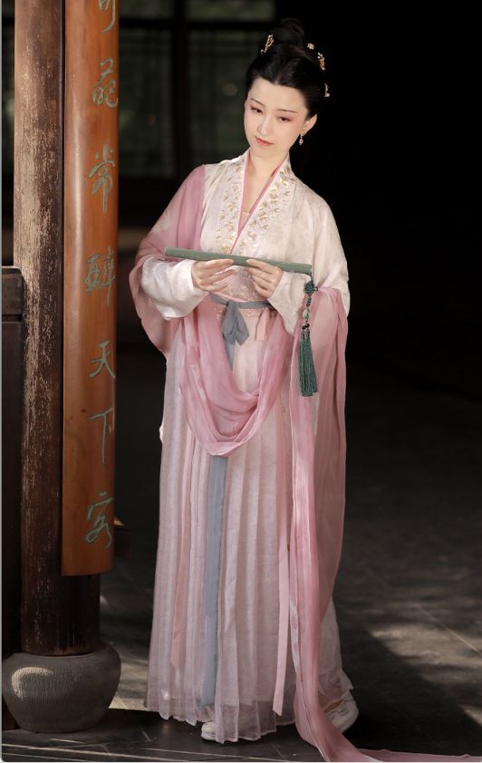 Winter Hanfu Dress:The Essence of Traditional Elegance in Modern Times