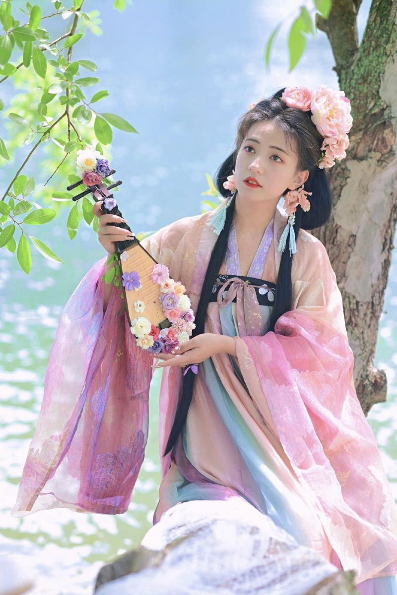 Summer in a Radiant Ramie Cheongsam:Embracing Traditional Elegance
