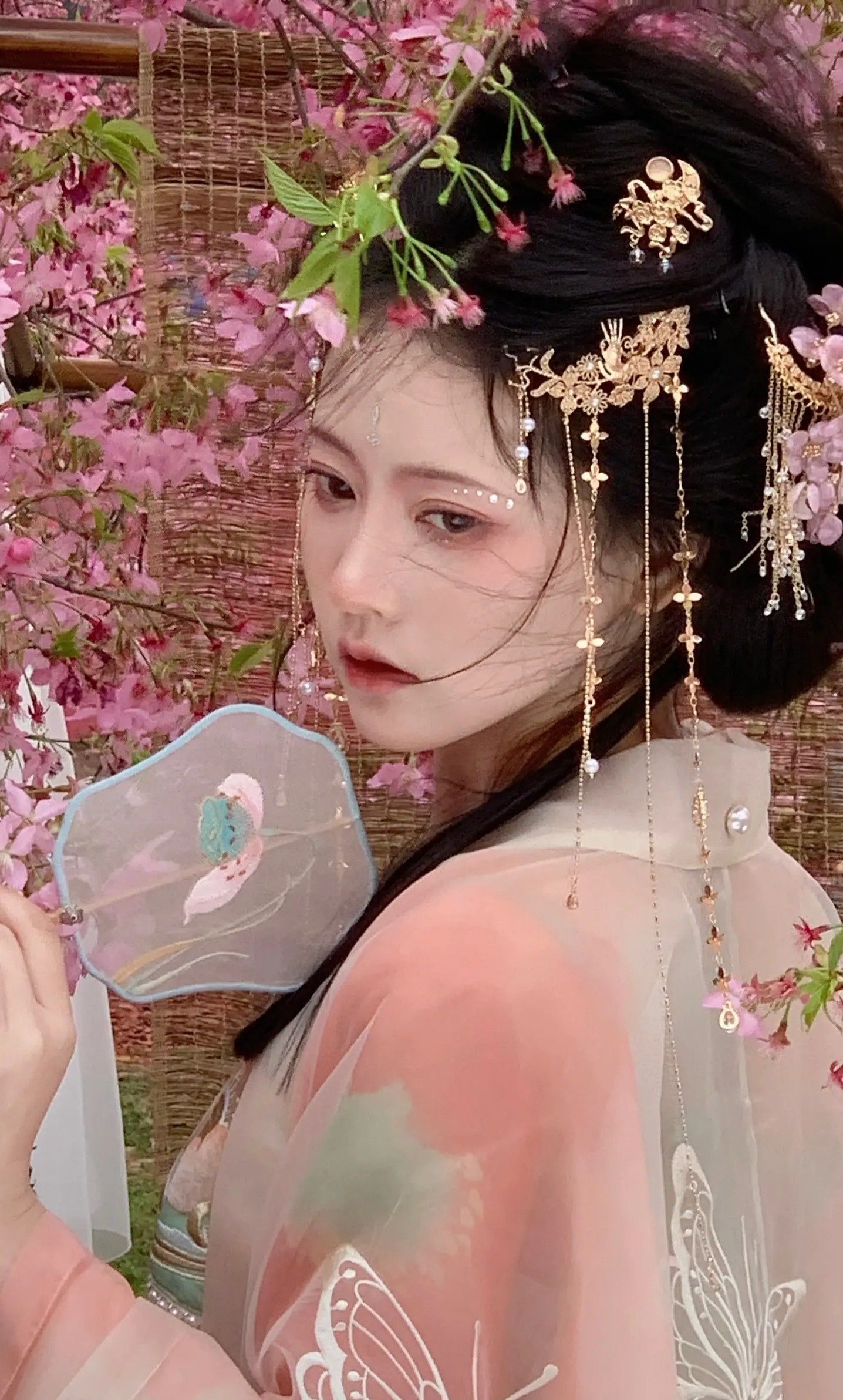 The Radiance of Traditional Chinese Clothing:The Story of Qian Deng Yuan Hanfu The Radiance of Traditional Chinese Clothing:The Story of Qian Deng Yuan Hanfu
