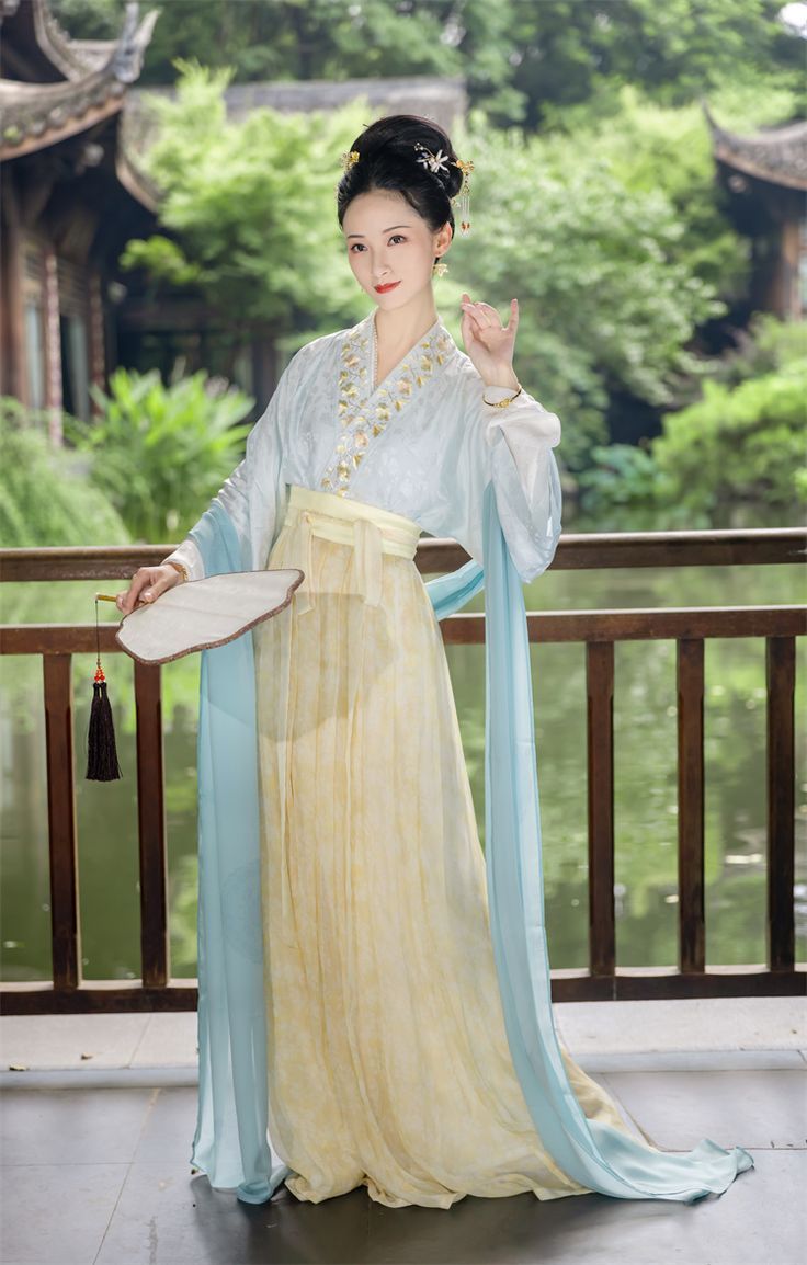 The Role of Ssong-Style Hanfu Undergarments with Suspenders in Modern Fashion
