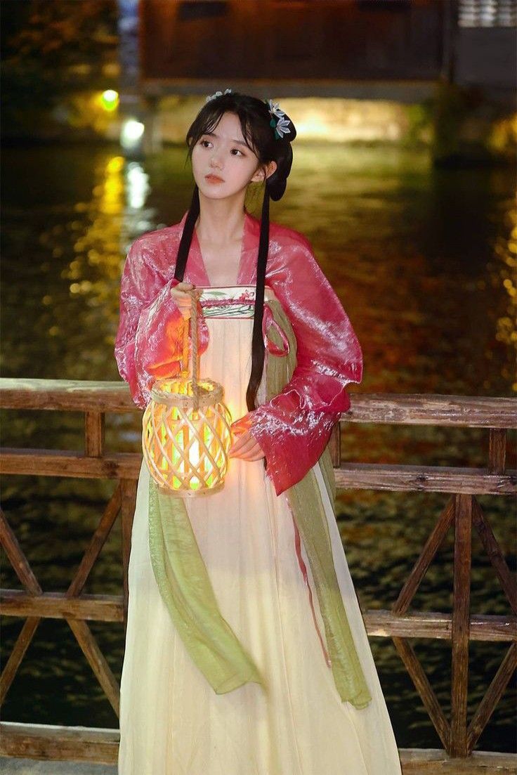Vintage Cheongsam Fans:Embodying Traditional Chinese Elegance