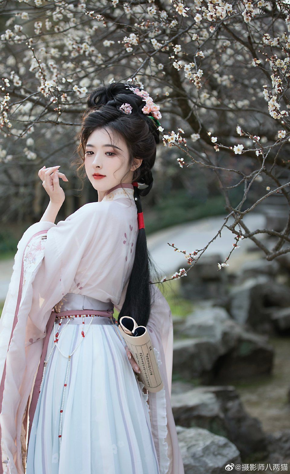 The Elegance of Hanfu:Zhou Zhiruos Journey Through Time in Traditional Chinese Attire The Elegance of Hanfu:Zhou Zhiruos Journey Through Time in Traditional Chinese Attire