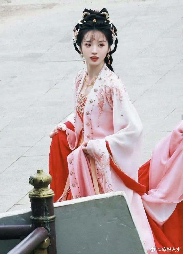 The Elegance of Cheongsam:A Tale of Traditional Beauty for Women