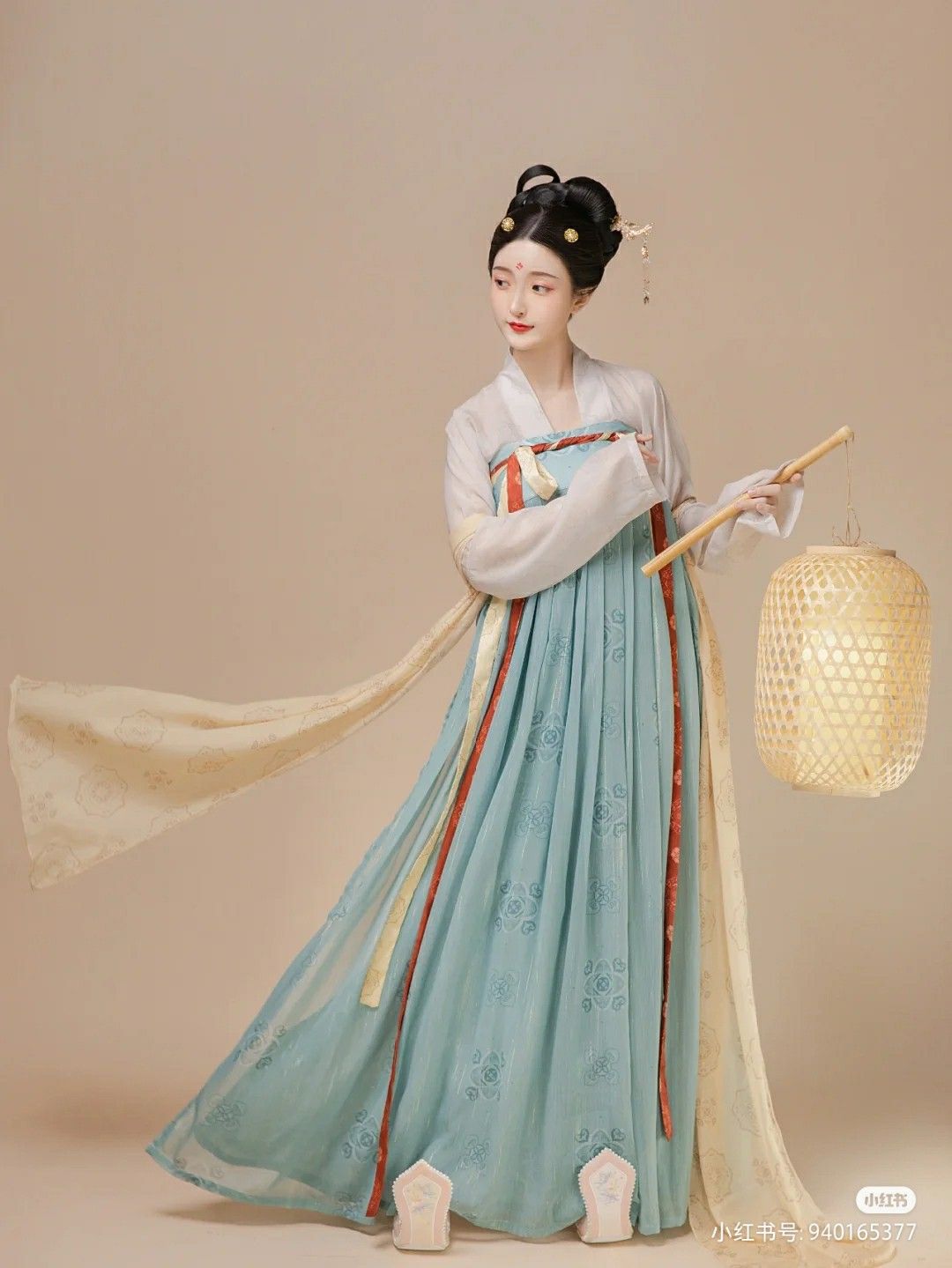 The Rise of the White-Haired Princess:Zhang Xueying in Traditional Hanfu Fashion The Rise of the White-Haired Princess:Zhang Xueying in Traditional Hanfu Fashion