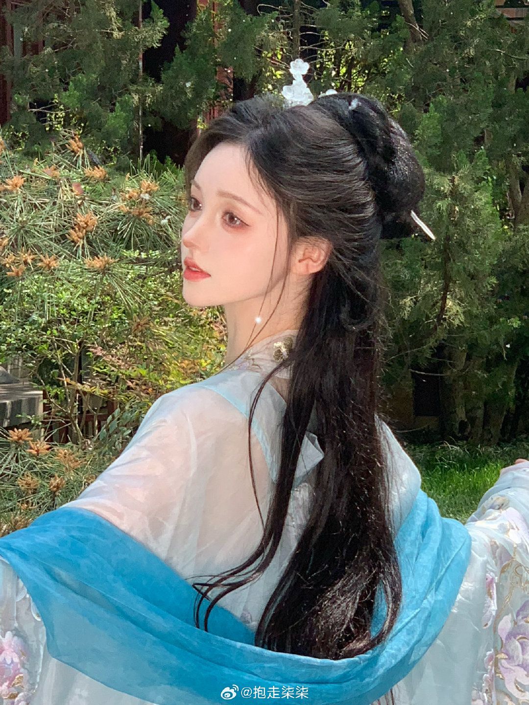 The Splendor of Hanfu:The Red Tang-Style Tradition