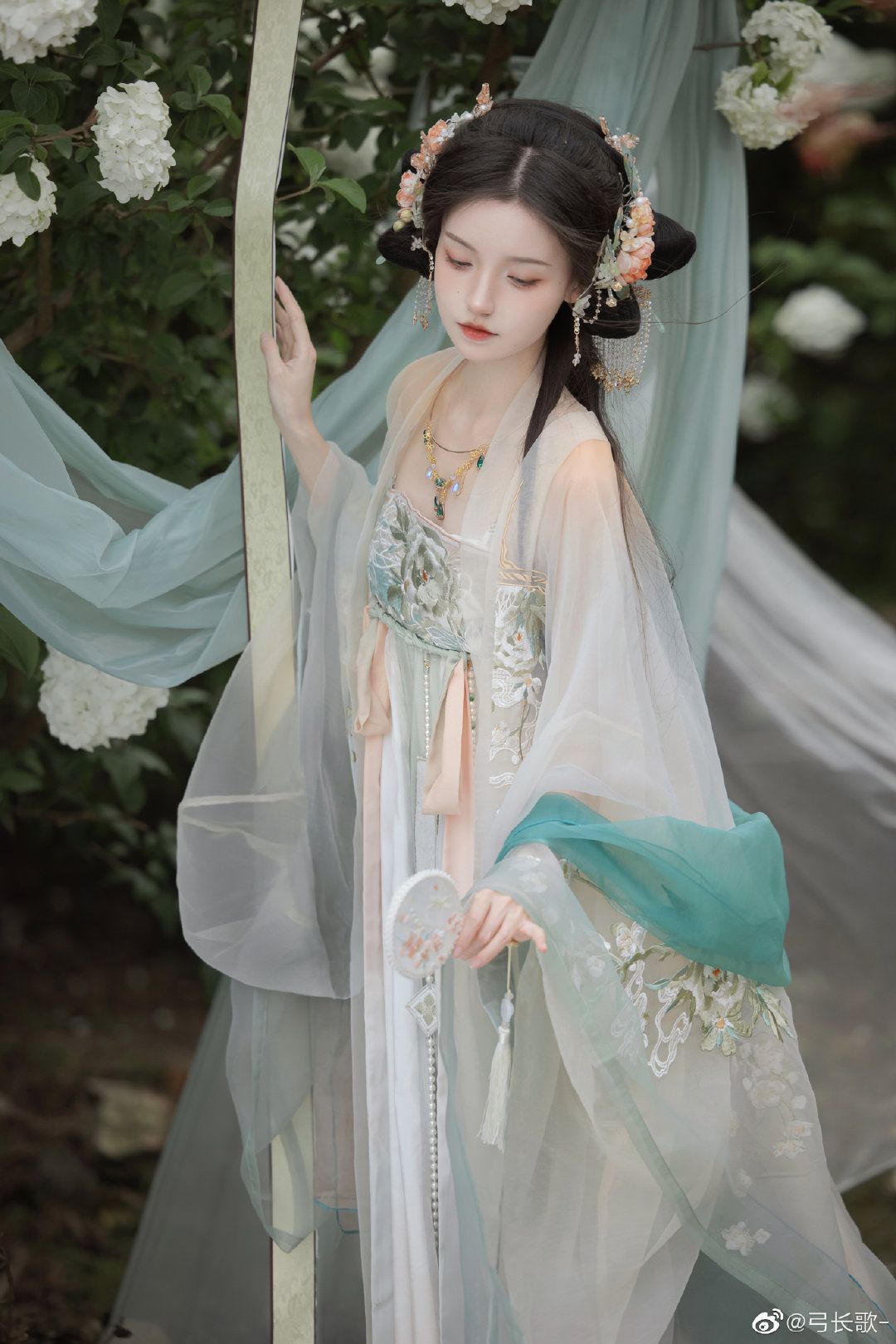 Summer Fashion Trends for Elementary School Girls in Traditional Hanfu Costumes