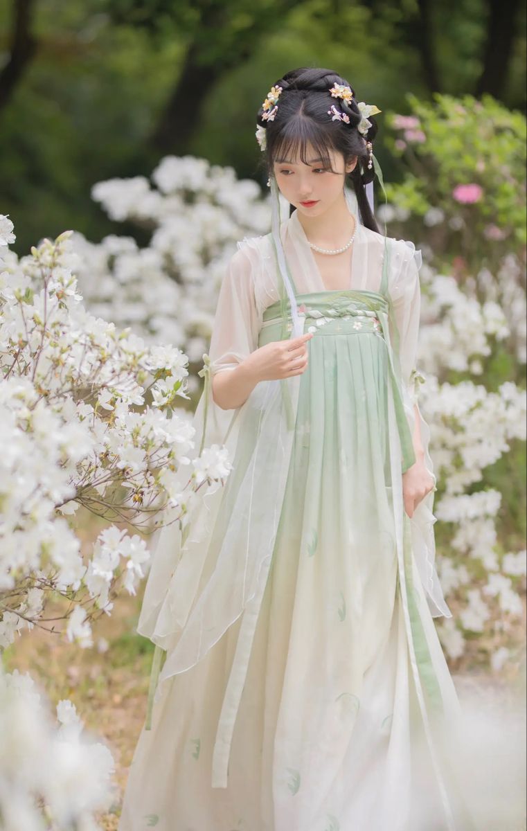 The Revival of Chezi Skirt:Modern Students Embrace Traditional Hanfu Fashion The Revival of Chezi Skirt:Modern Students Embrace Traditional Hanfu Fashion