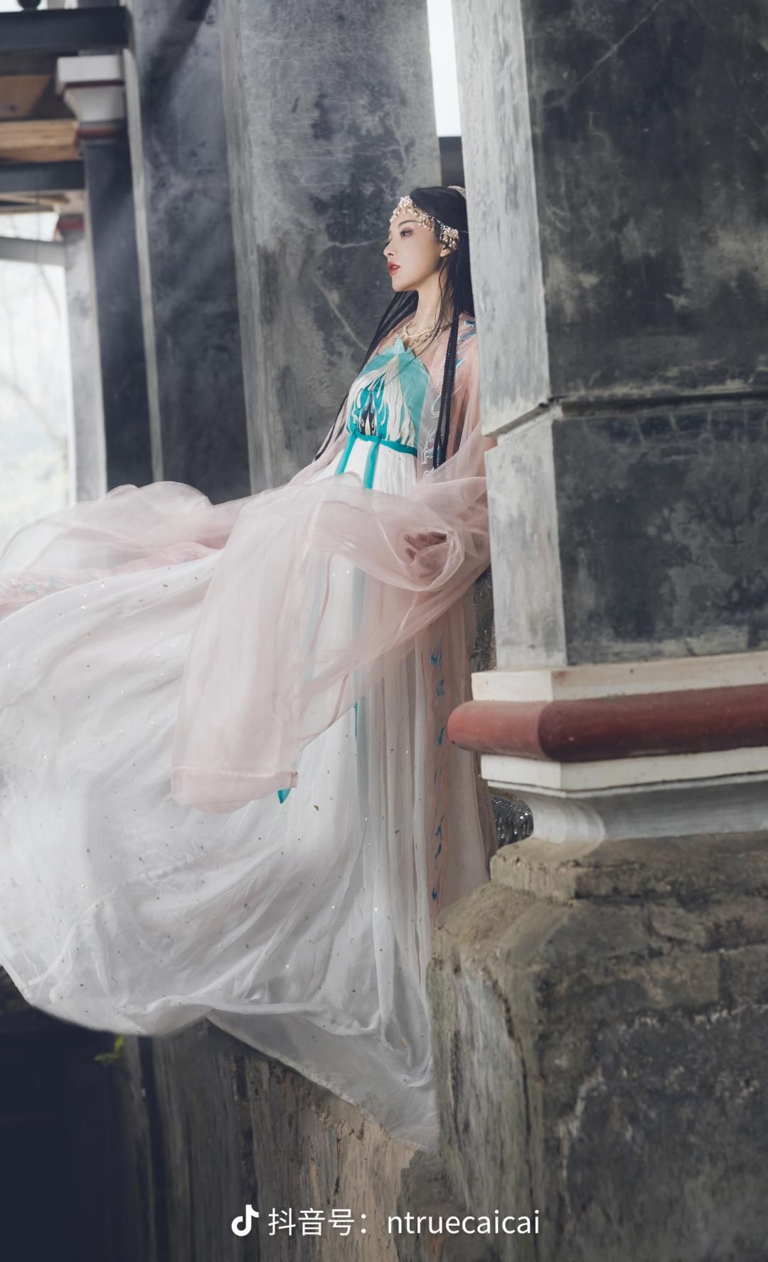 Adult Hanfu Fashion for 30-40 Year Olds:Embracing Traditional Elegance Adult Hanfu Fashion for 30-40 Year Olds:Embracing Traditional Elegance