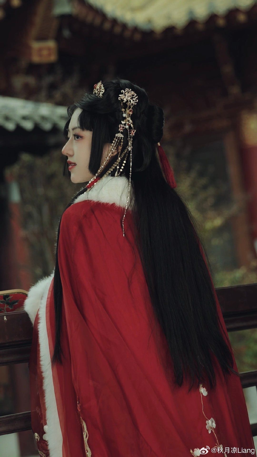 The Enchantment of a Dark Green Long-sleeved Cheongsam The Enchantment of a Dark Green Long-sleeved Cheongsam