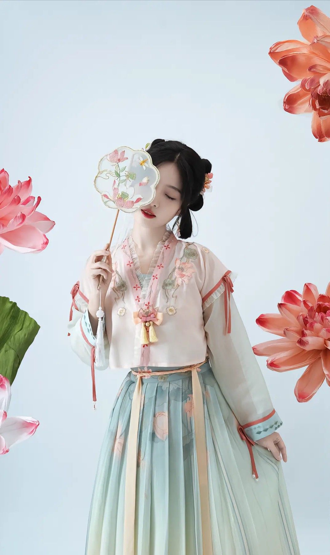 Embracing Seduction in a Cheongsam:The Allure of a Curvier Silhouette Embracing Seduction in a Cheongsam:The Allure of a Curvier Silhouette