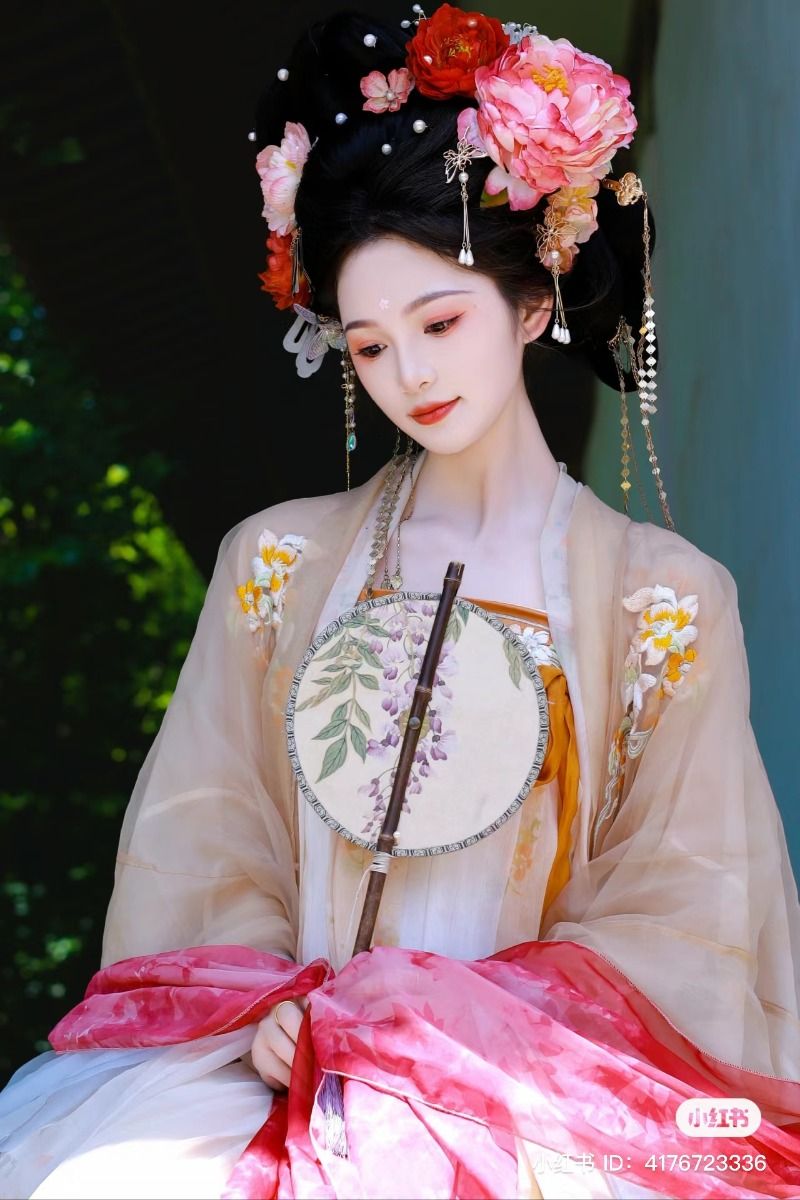 The Ethereal Charm of a Sandy Yellow Horseface Skirt The Ethereal Charm of a Sandy Yellow Horseface Skirt