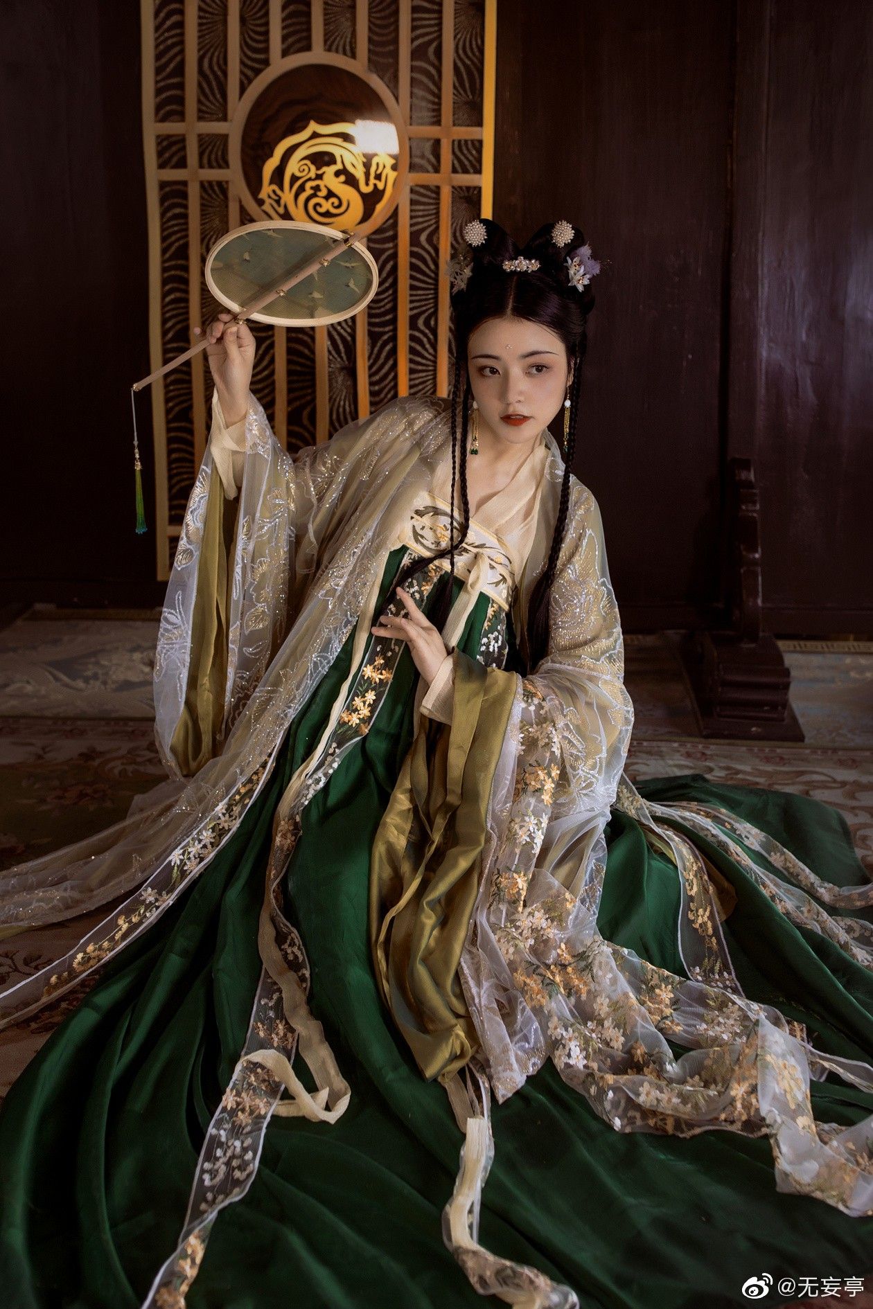Magnificent Embroidery in Silk:The Allure of Traditional Cheongsam Magnificent Embroidery in Silk:The Allure of Traditional Cheongsam