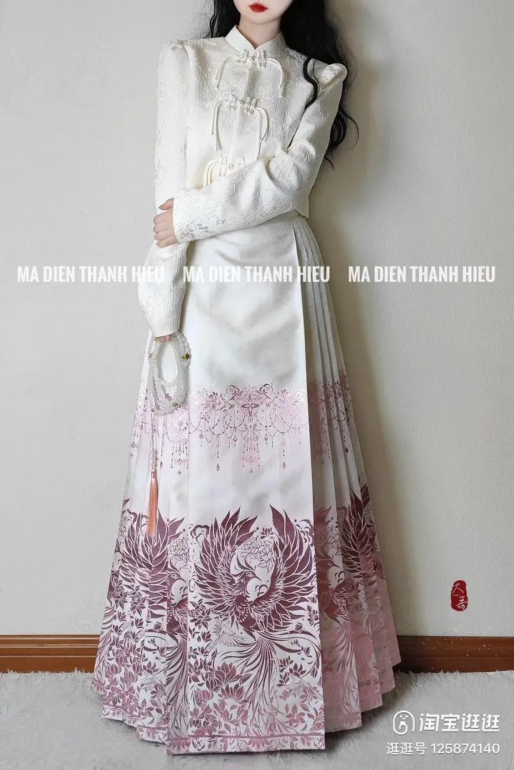 Embracing the New-Age Elegance:Plus-Size Cheongsam in Modern Chinese Fashion
