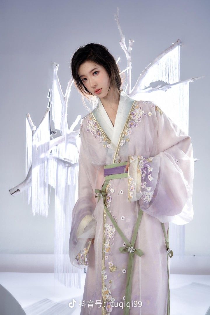 Original Hanfu Fashion:The Unique Journey of Thirteen Surplus