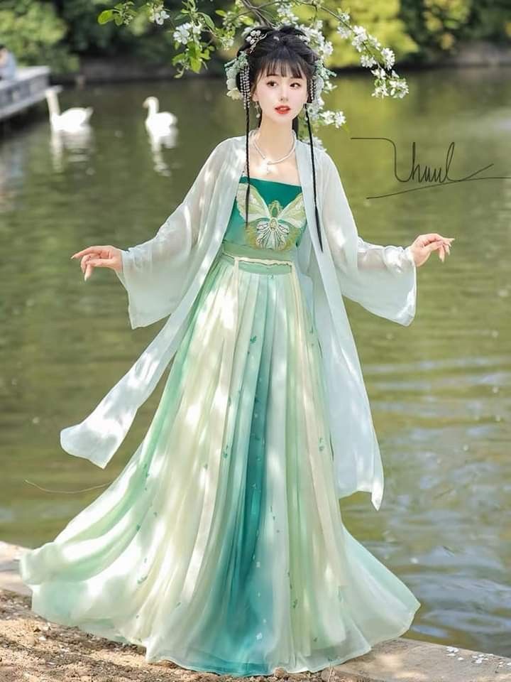 The Rise of Hanfu Skirt Fashion:A Short-sleeved Skirt with Traditional Charm