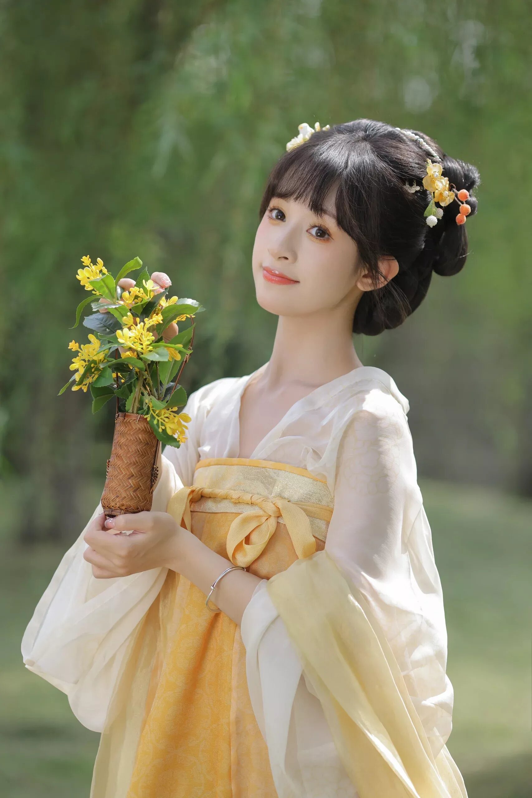 Autumn Splendor:The Revival of Ming-Style Hanfu Autumn Splendor:The Revival of Ming-Style Hanfu
