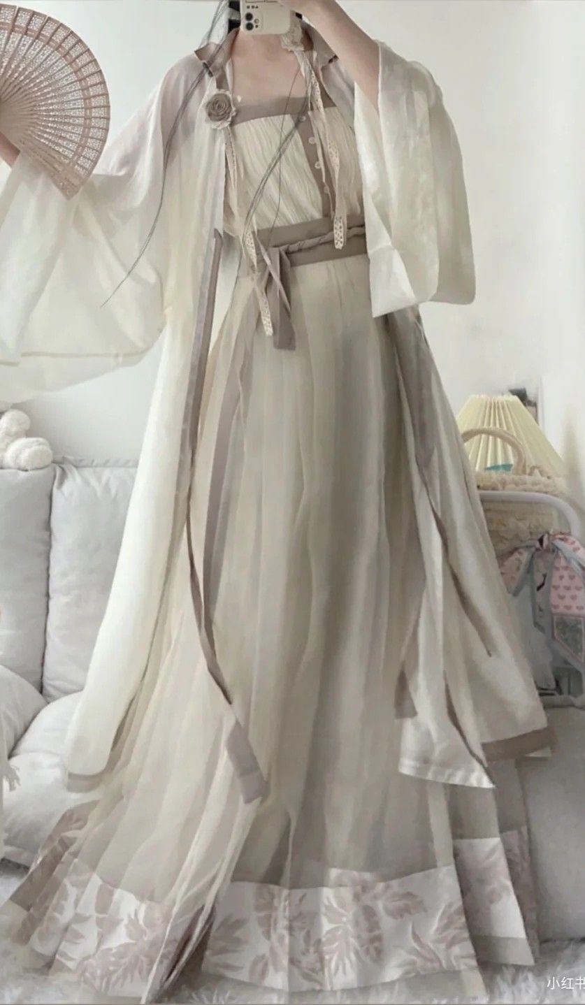 The Radiance of White Moonlight in Traditional Chinese Hanfu Fashion The Radiance of White Moonlight in Traditional Chinese Hanfu Fashion