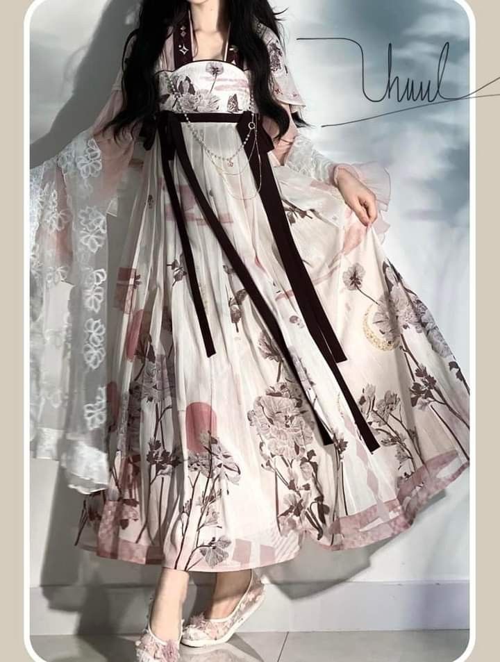 The Safety of Wearing a Cheongsam with Underwear The Safety of Wearing a Cheongsam with Underwear
