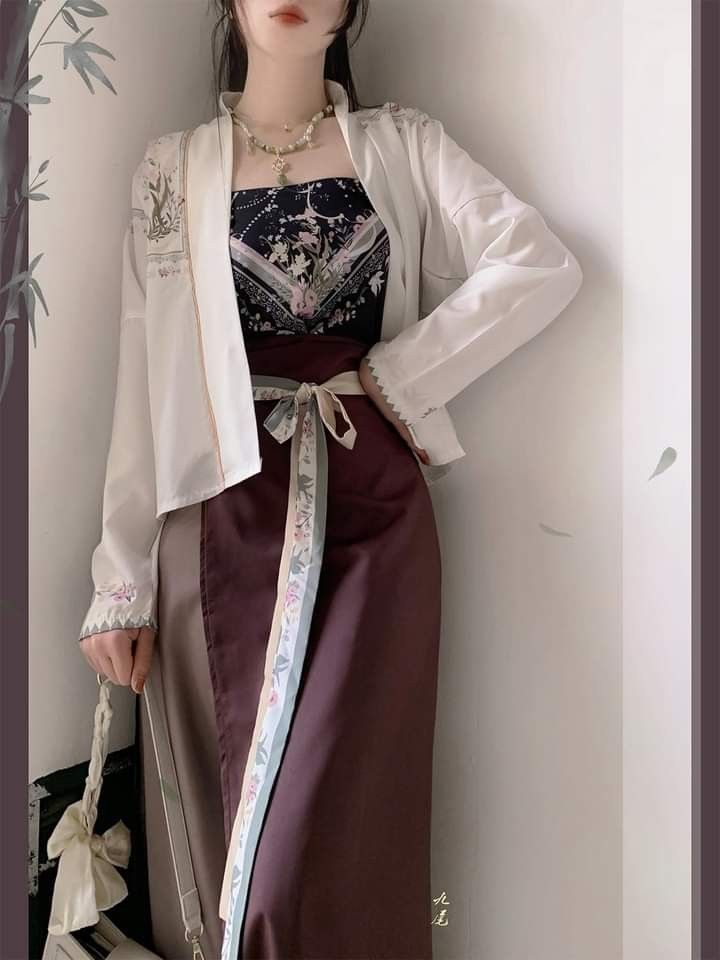 Five-Star Splendor in the East:The Revival of Chinese Hanfu Fashion