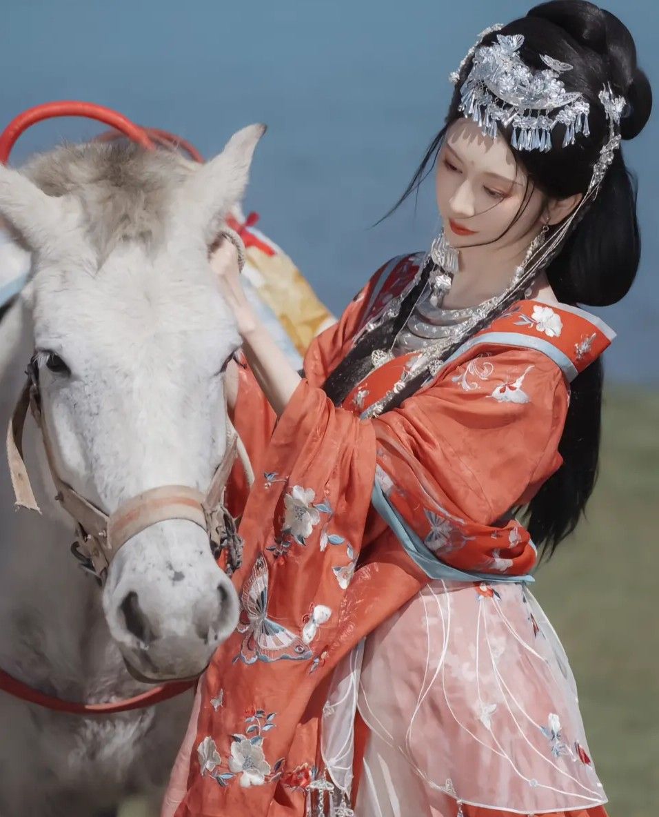 Revisiting the Cheongsam:A Journey into the Revival of Traditional Elegance