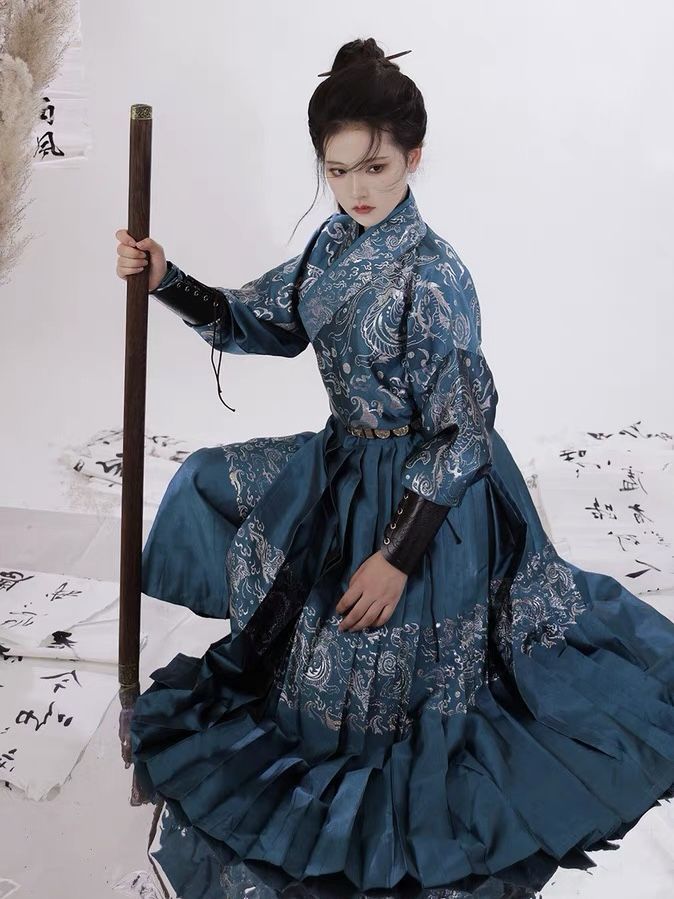 The Enigma of the White Form-fitting Cheongsam:A Cultural Exploration