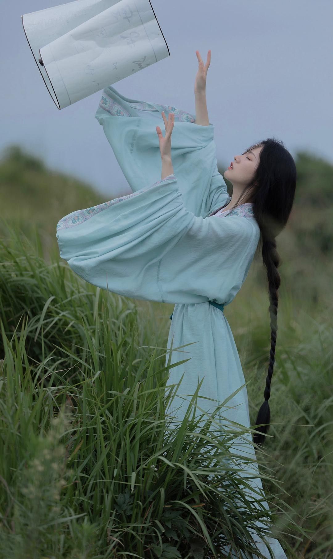 Starry Sky-Inspired Traditional Chinese Costume with Gradient Hues of Splendor Starry Sky-Inspired Traditional Chinese Costume with Gradient Hues of Splendor