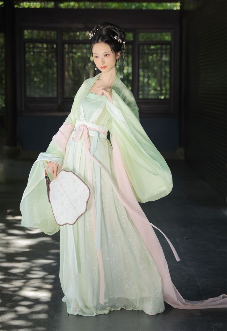 Renting Song-Style Hanfu:A Journey into Traditional Chinese Elegance Renting Song-Style Hanfu:A Journey into Traditional Chinese Elegance