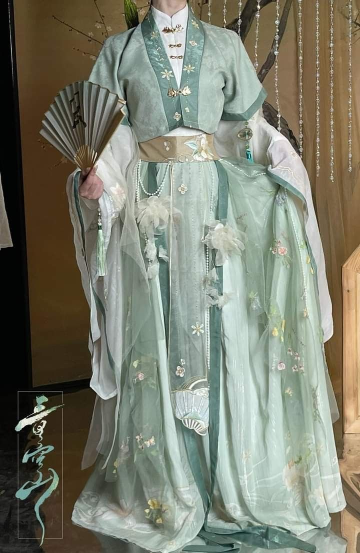 The Splendor of Dunhuangs Flying Apsaras in Ancient Western China:A Journey Through Hanfu Fashion The Splendor of Dunhuangs Flying Apsaras in Ancient Western China:A Journey Through Hanfu Fashion