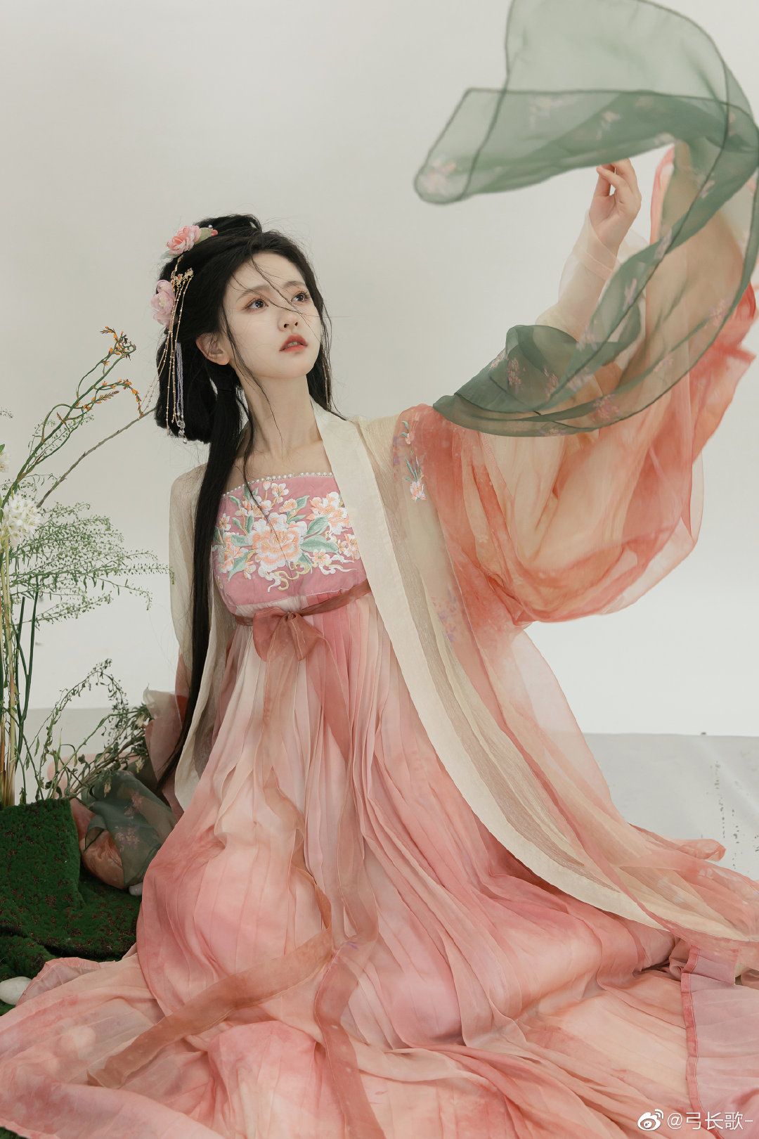 Embracing Traditional Beauty:The Art of Hairpins in Hanfu Fashion for Girls Embracing Traditional Beauty:The Art of Hairpins in Hanfu Fashion for Girls