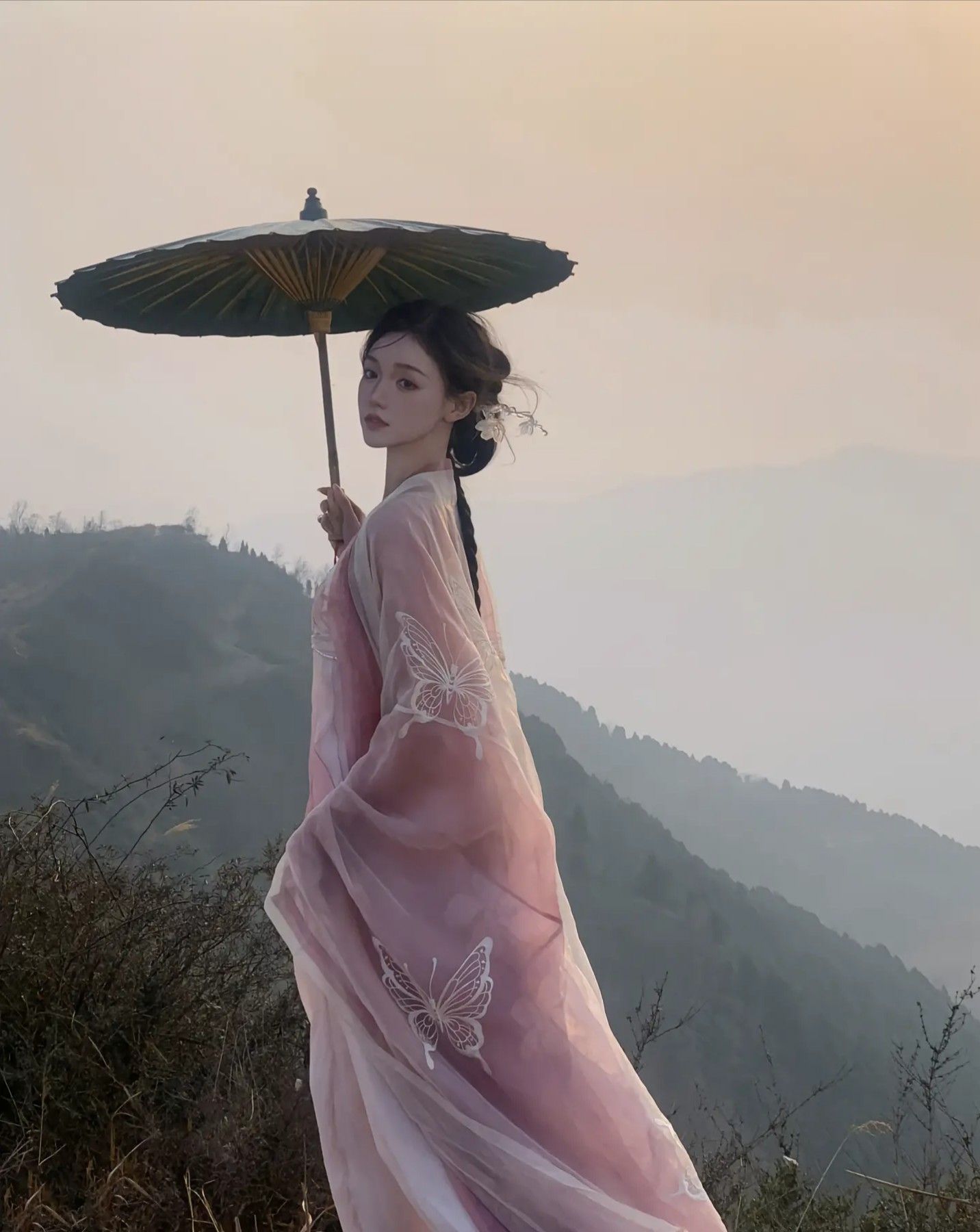 The Splendor of Hanfu:Tang-Style and Tang-Inspired Fashion The Splendor of Hanfu:Tang-Style and Tang-Inspired Fashion