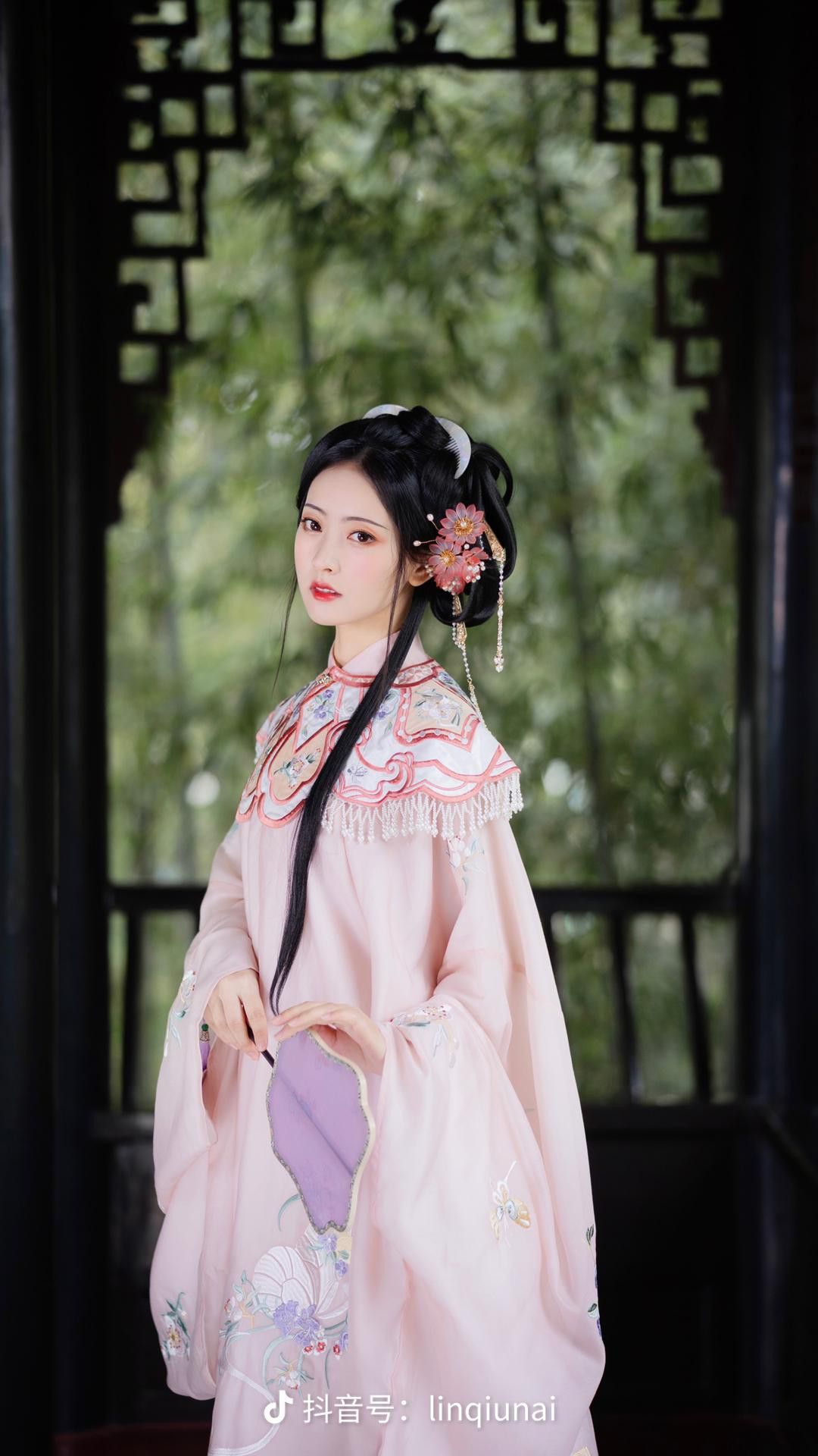 Starling Cranes in Traditional Chinese Clothing:The Cultural Significance of Hanfu Fashion Starling Cranes in Traditional Chinese Clothing:The Cultural Significance of Hanfu Fashion