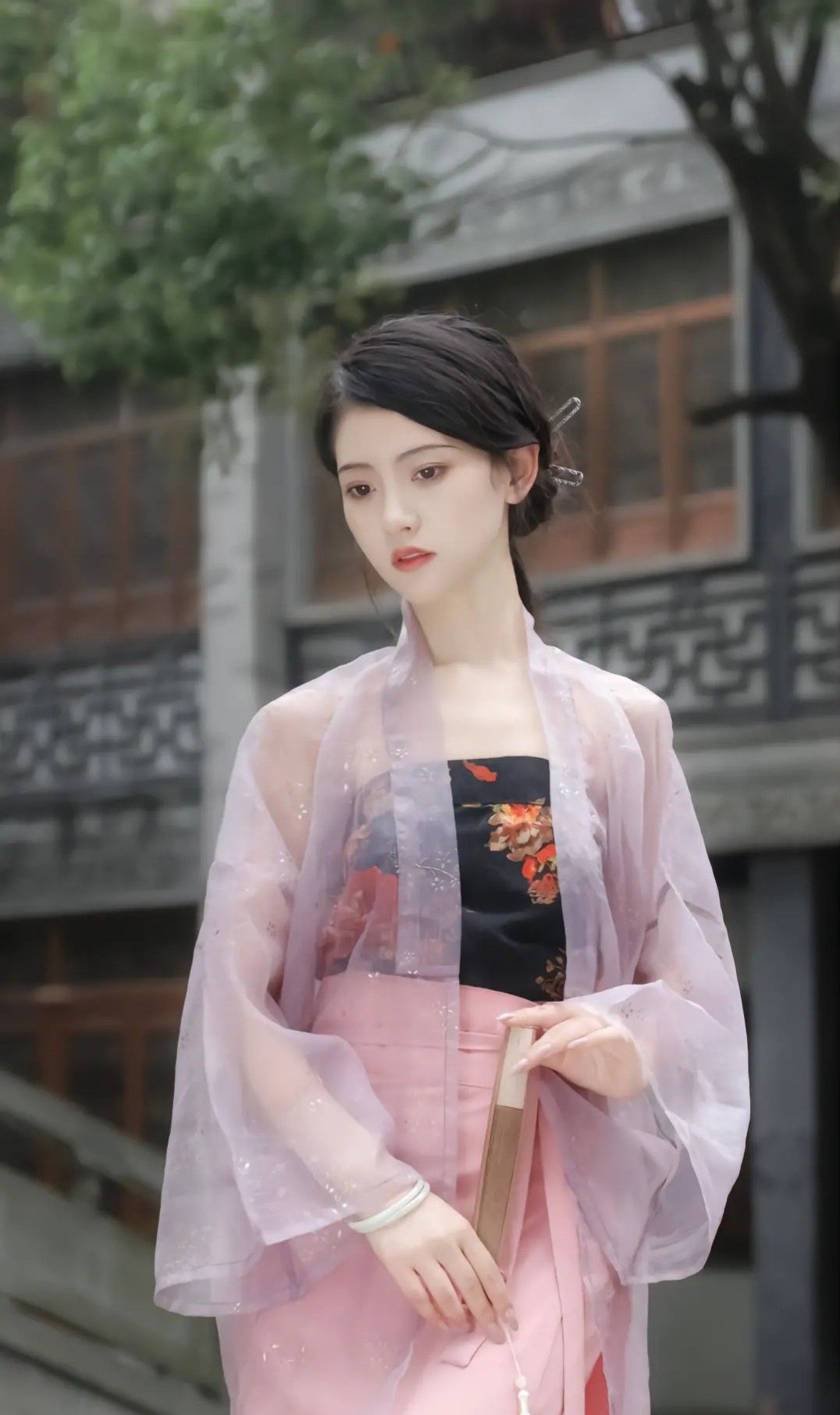 Reveling in the Past:The Revival of Hanfu Costumes for 30-Year-Old Women Reveling in the Past:The Revival of Hanfu Costumes for 30-Year-Old Women