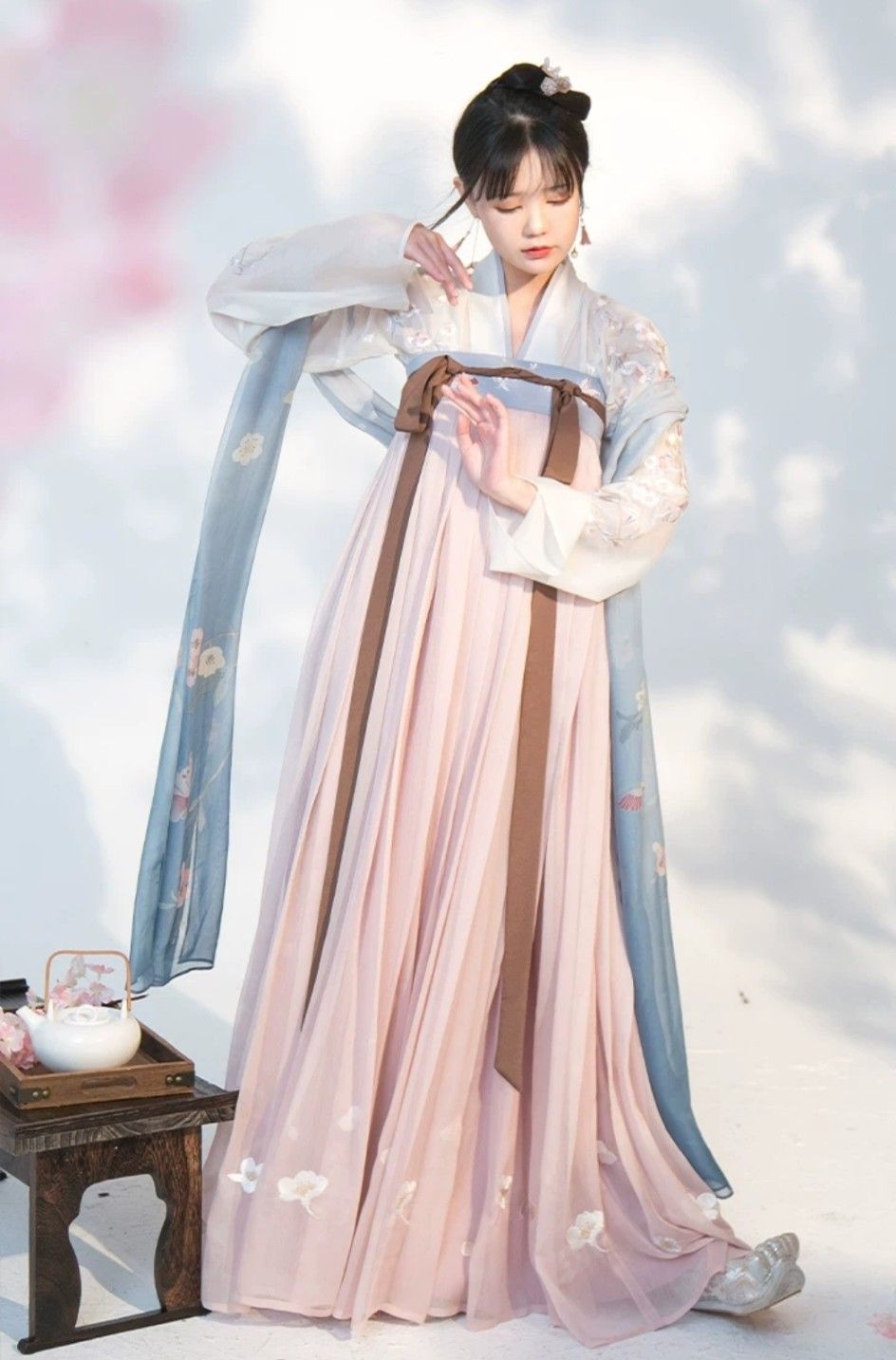 The Elegance of Long-Style Silk Cheongsam:A Traditional Chinese Beauty The Elegance of Long-Style Silk Cheongsam:A Traditional Chinese Beauty