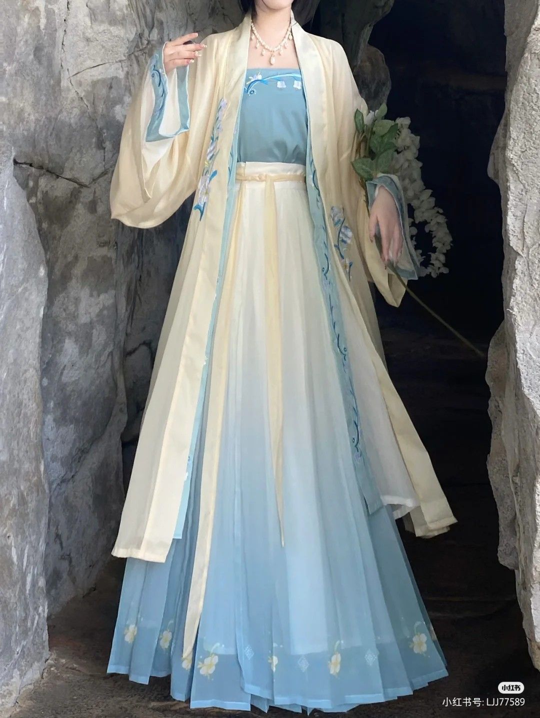 Chinese-Style Princess in a Cheongsam:The Enchantment of Little Girls Traditional Beauty Chinese-Style Princess in a Cheongsam:The Enchantment of Little Girls Traditional Beauty