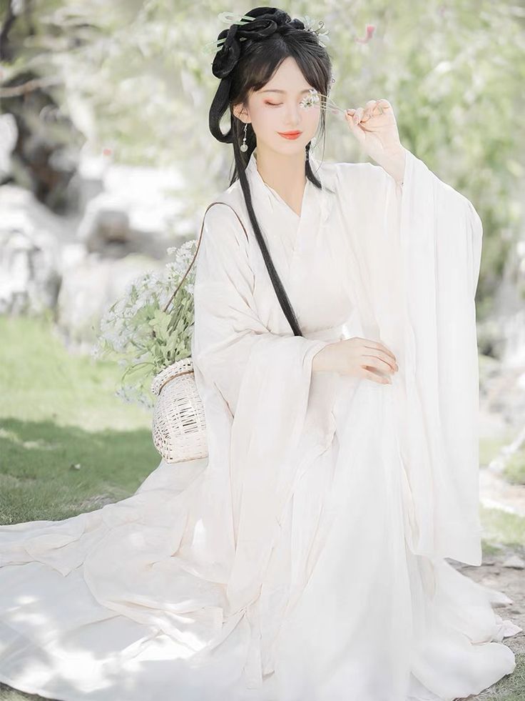 Pomegranate-Inspired Ma-Mian Skirt:A Blend of Traditional Elegance and Modern Charm