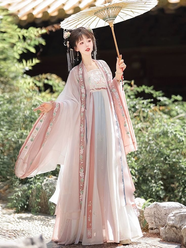 The Journey of a Plus-Size Individual in Hanfu Fashion:Embracing the Big Belly