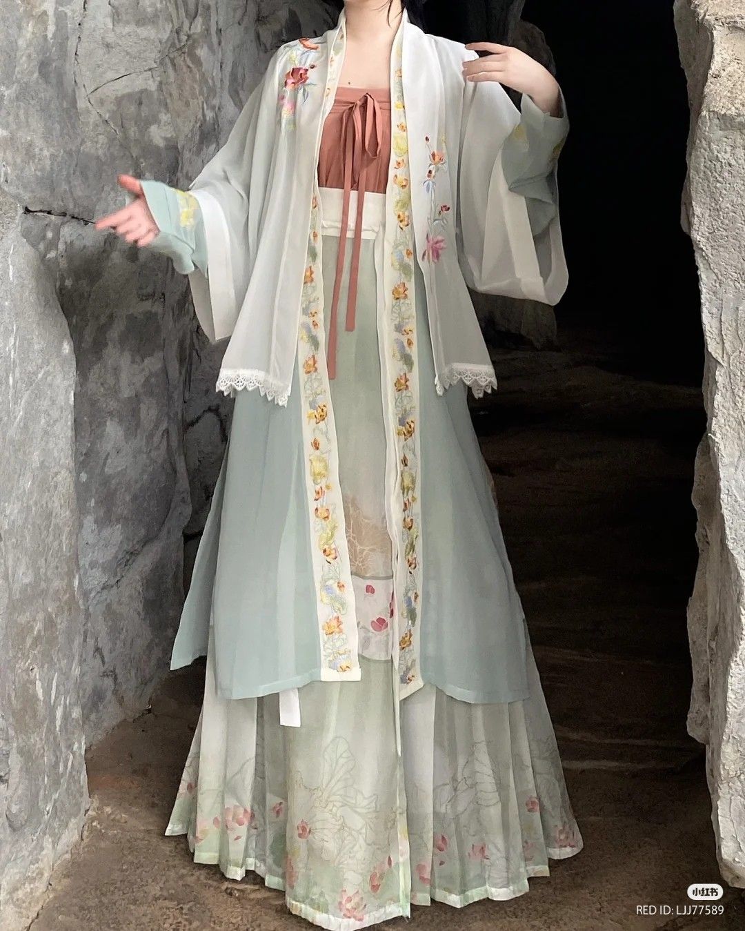 Winter Hanfu Headdress for Little Girls:A Guide to Traditional Hair Accessories Winter Hanfu Headdress for Little Girls:A Guide to Traditional Hair Accessories