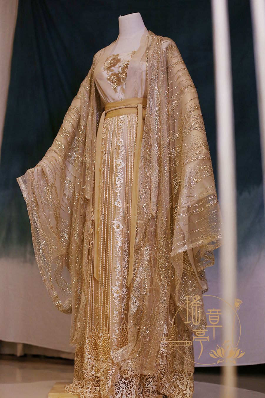 Extended Cheongsam:A Stylish Autumn-Winter Fashion Statement Extended Cheongsam:A Stylish Autumn-Winter Fashion Statement