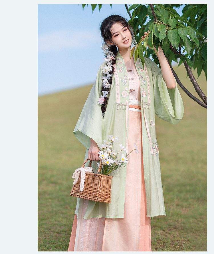 The Rise of Hanfu Style:Fashionable Fan with Tassel and Round Frame Goes Viral among Netizens