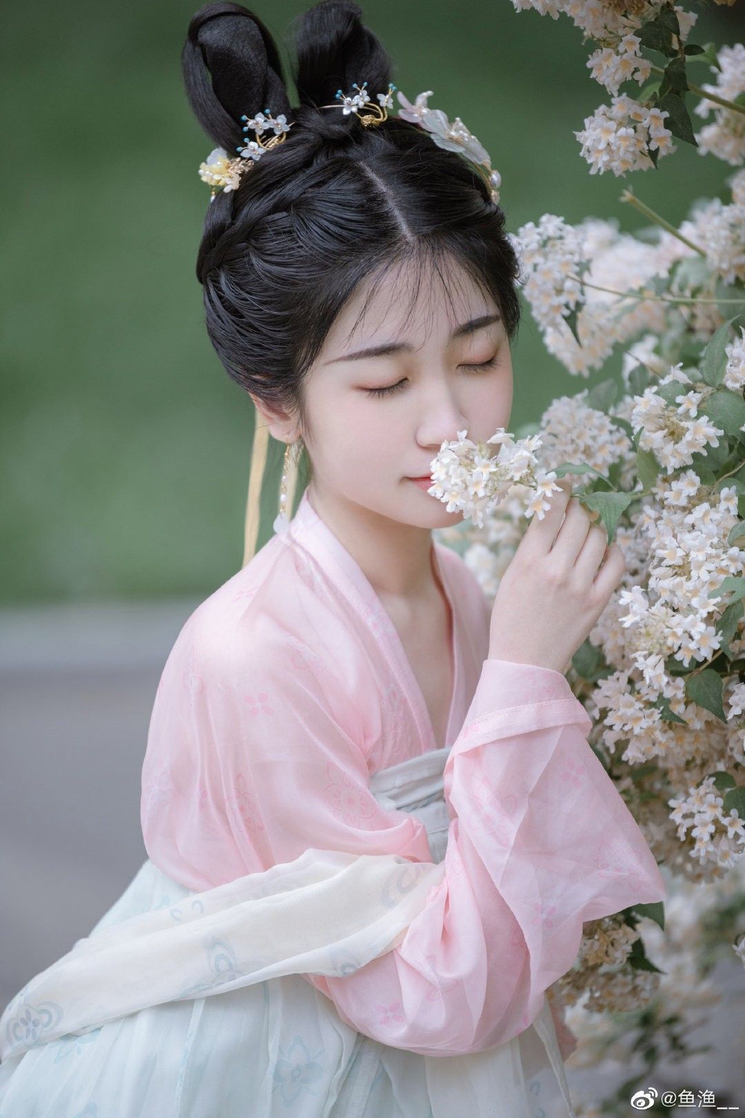 The Sword-Bearing Beauty in Traditional Hanfu Fashion The Sword-Bearing Beauty in Traditional Hanfu Fashion