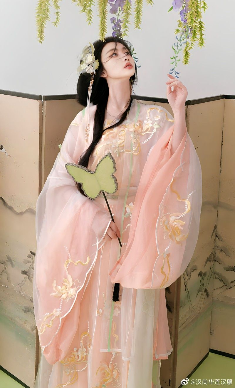 The Splendid Charm of Yue Xiaomans Hanfu Fashion The Splendid Charm of Yue Xiaomans Hanfu Fashion